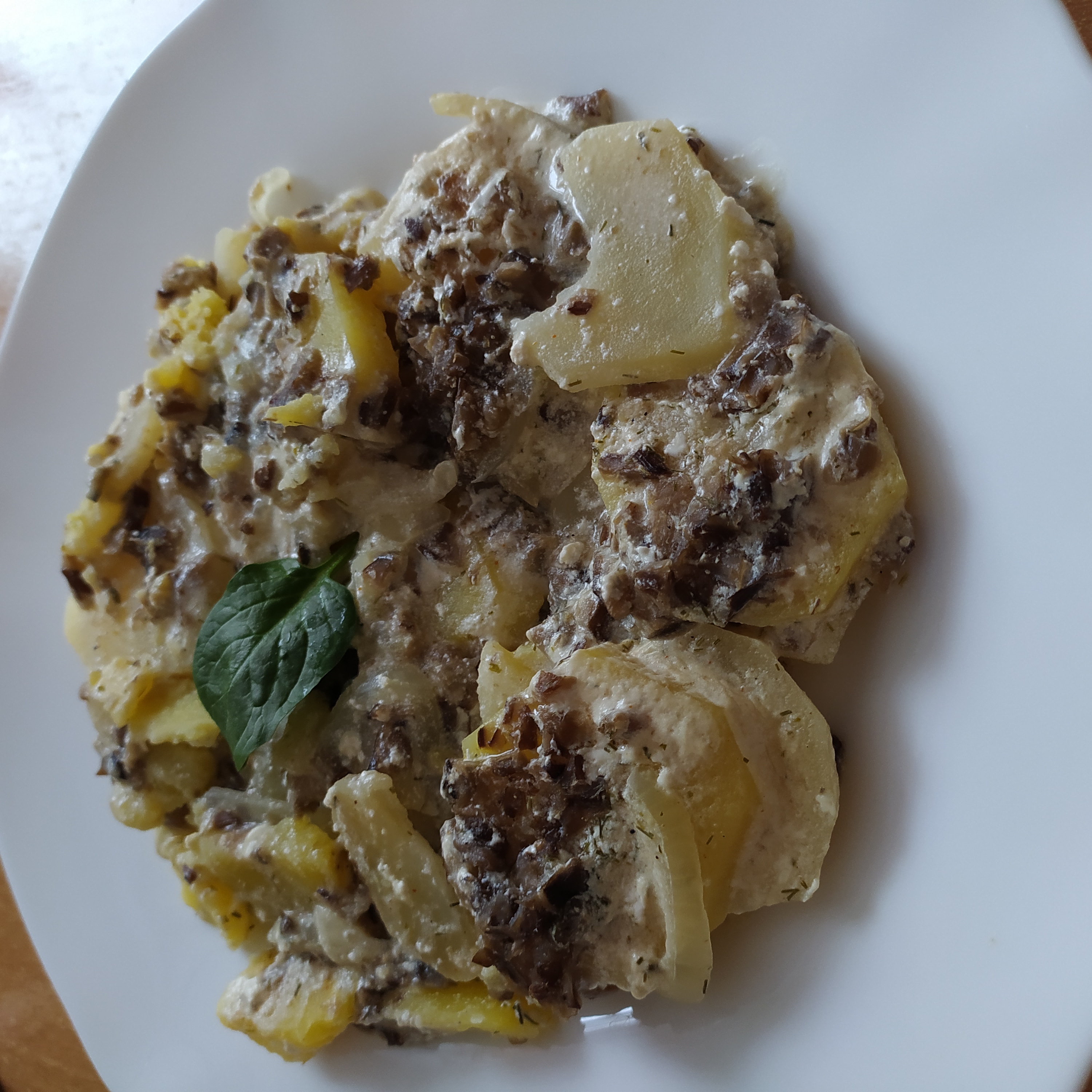 Картофель с грибами в сметанном соусе в духовке 