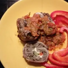 Рулет из рубленного мяса с начинкой в беконе