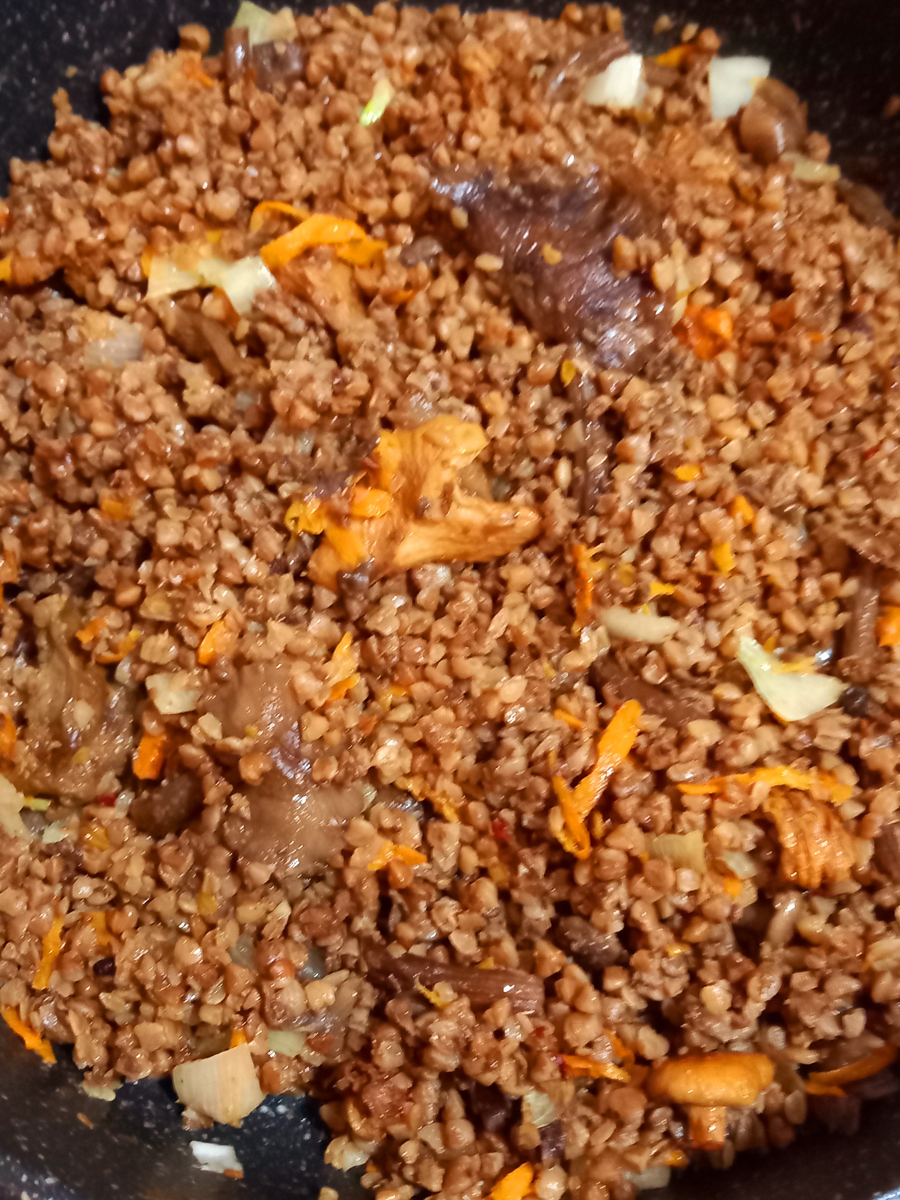 Гречка с лесными грибами и овощами 