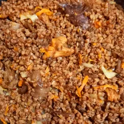 Гречка с лесными грибами и овощами 