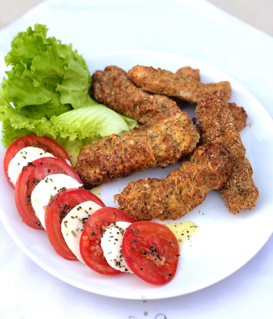 Стрипсы из индейки с пармезаном и Капрезе🔥