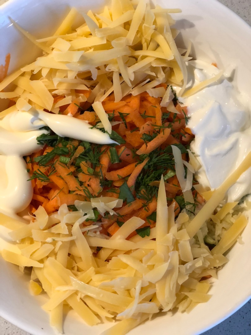 Морковный салат с яйцом, сыром и чесноком