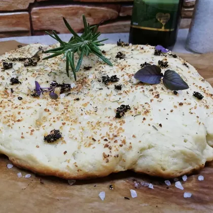Хлеб с оливковым маслом, розмарином, сушеным луком и базиликом. 
А-ля фокачча по-русски