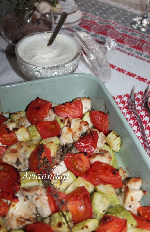 Куриное филе с рагу из цукини и йогуртовым соусом