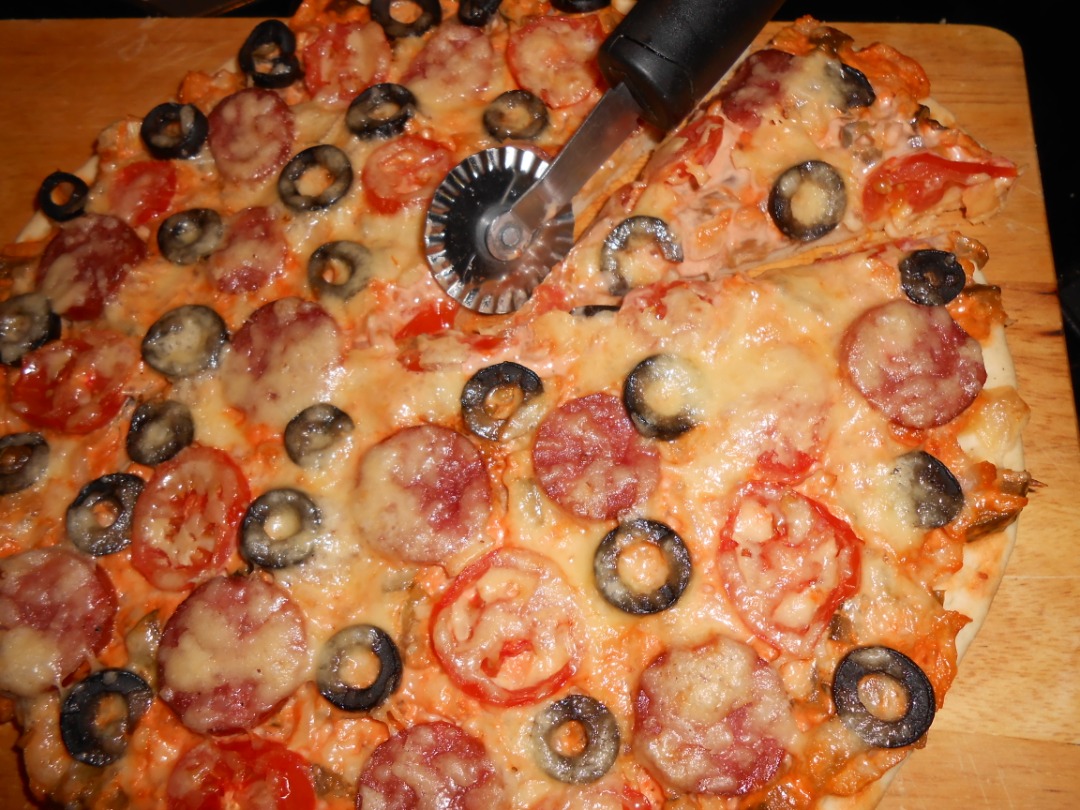 Пицца из готового теста с колбасой, маринованным луком, помидорами и сыром