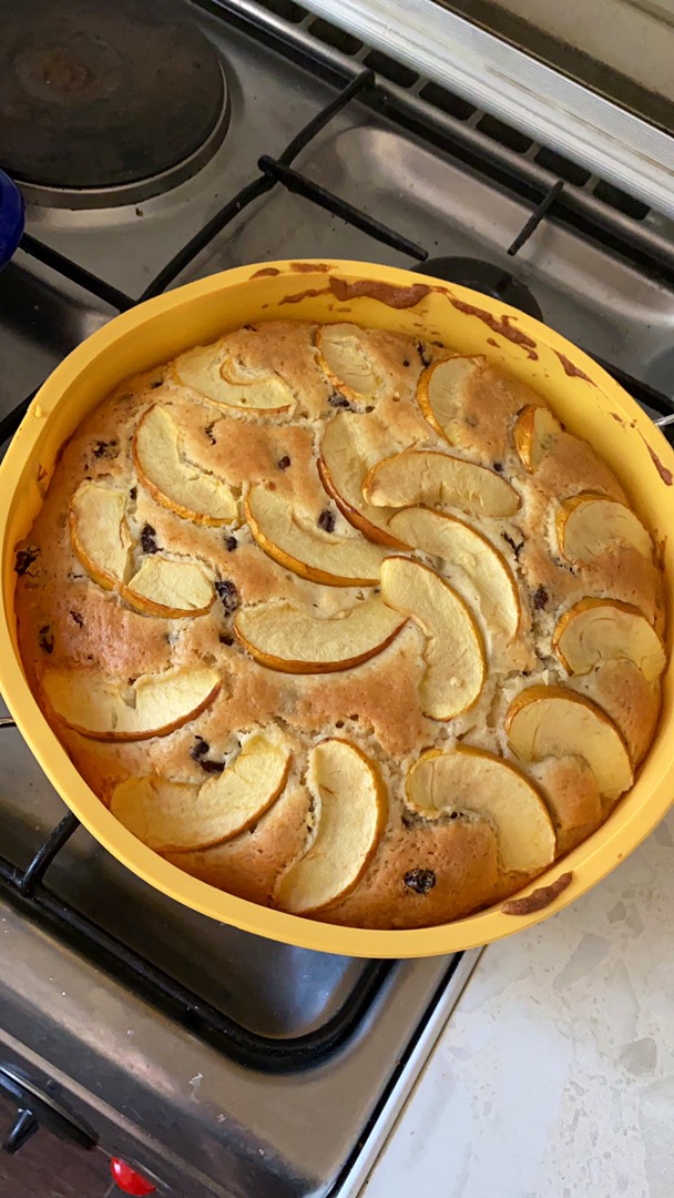 Шарлотка с изюмом