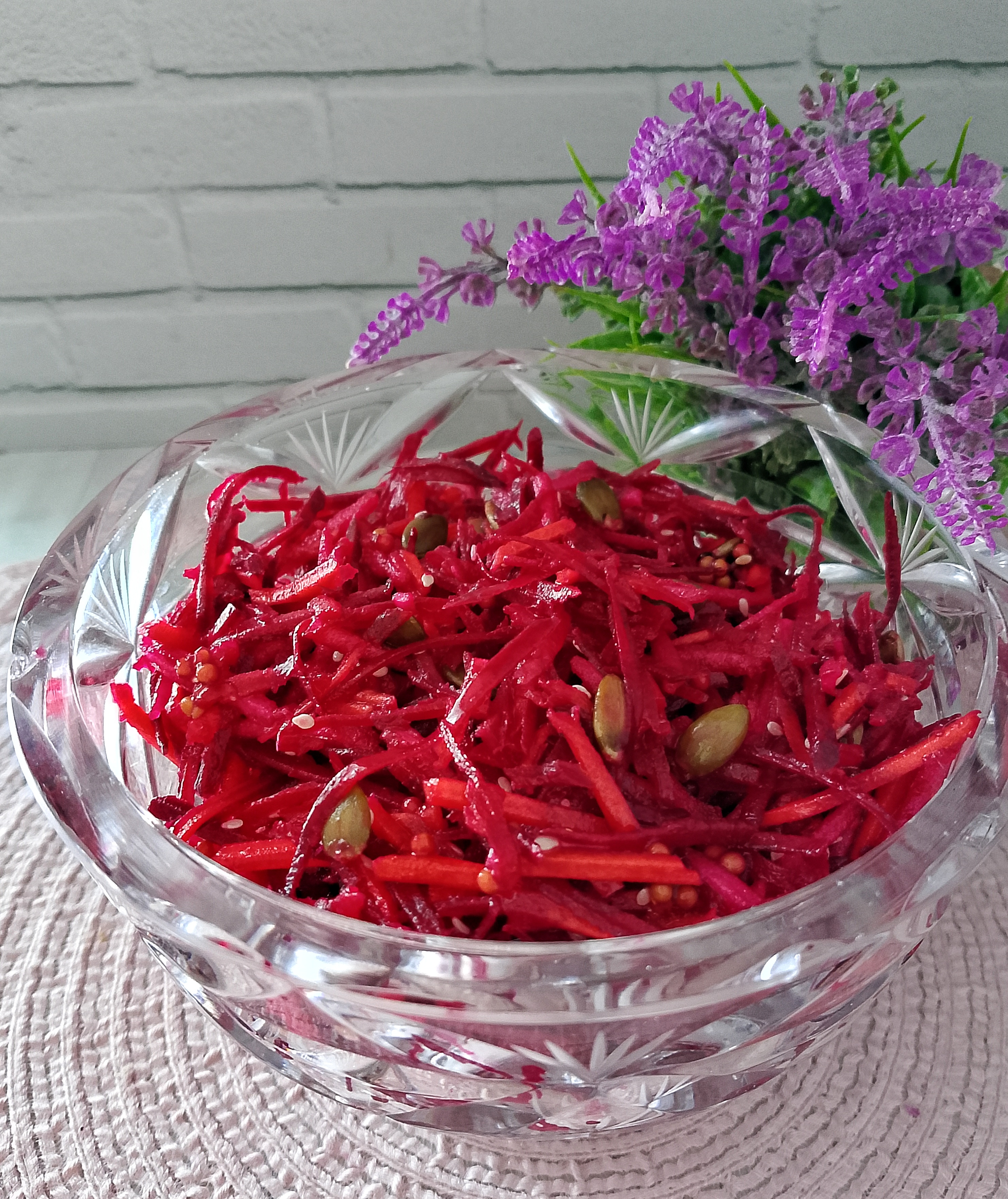 Постный витаминный салат с тыквенными семечками