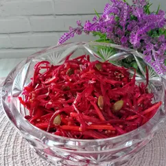 Постный витаминный салат с тыквенными семечками