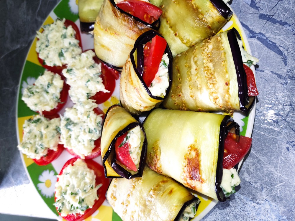 Баклажанные рулетики с сыром и помидором