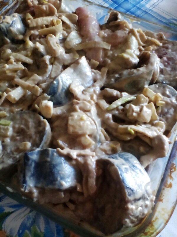 Скумбрия запеченная на луковой подушке