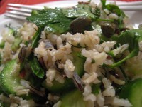 Постный рисовый салат с огурцом и лососем
