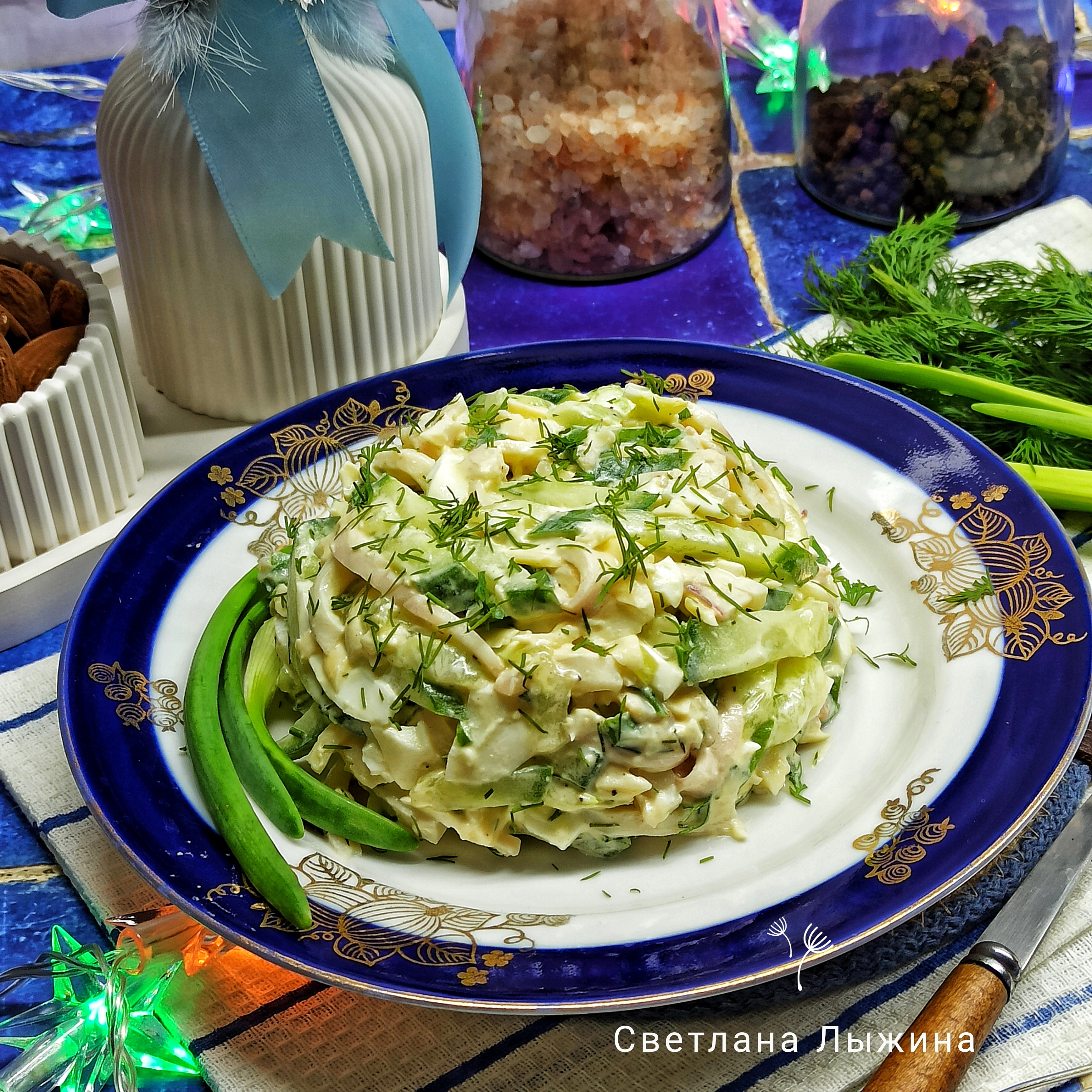 Новогодний салат из кальмаров с огурцом и сыром