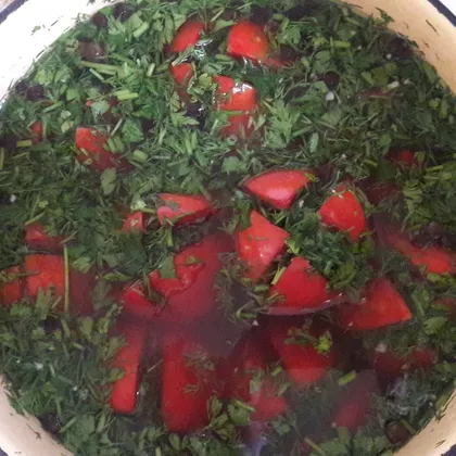Малосольные помидоры быстрого приготовления с зеленью и чесноком