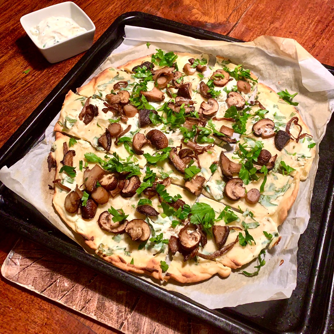 Пицца с грибами и рикоттой (из готового теста)