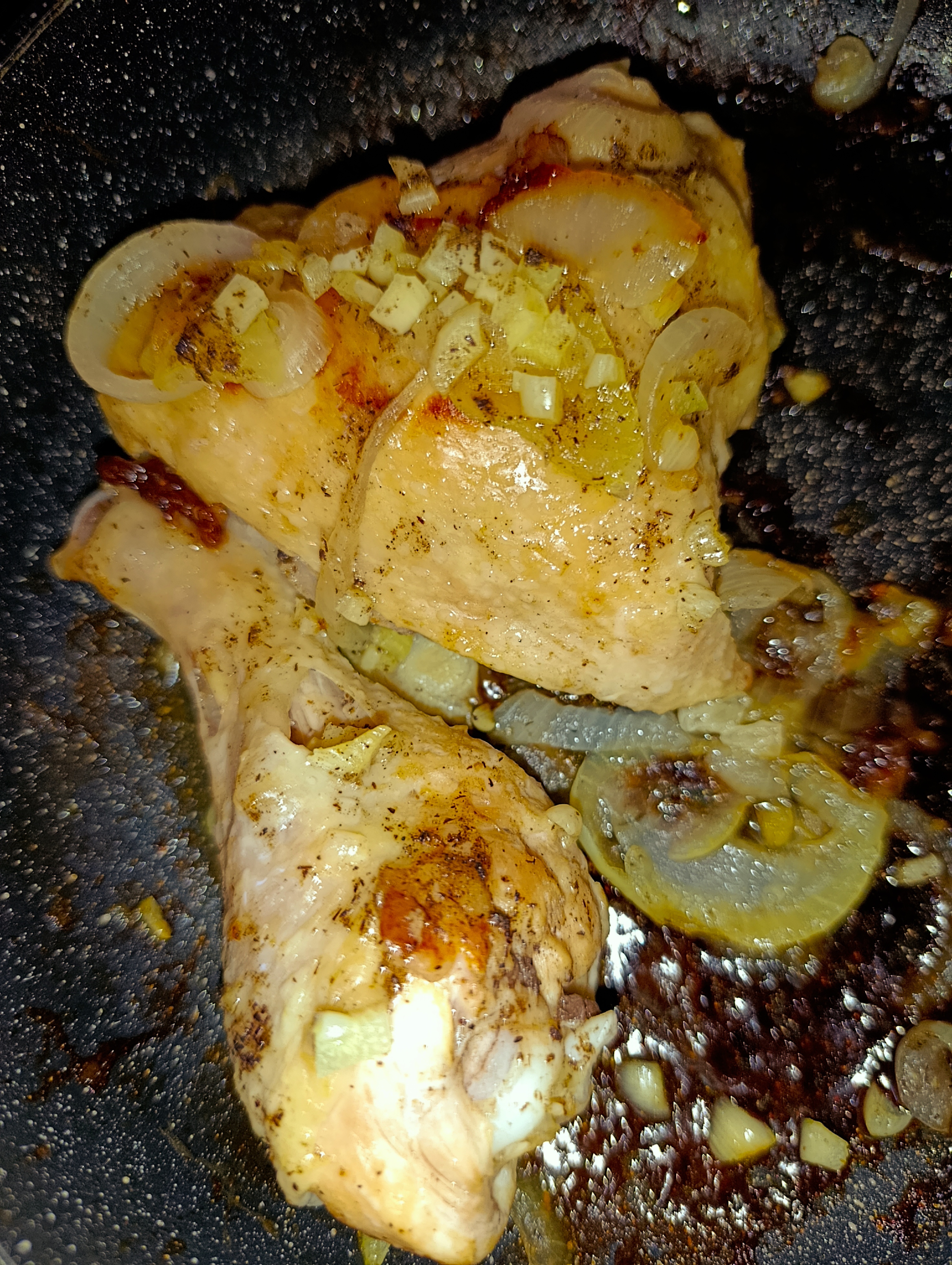 Курица с луком, чесноком и черным перцем