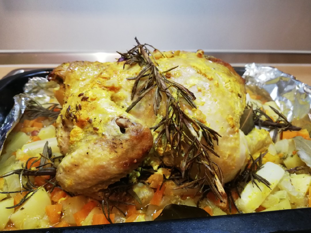 Курица с картошкой и овощами в духовке в фольге