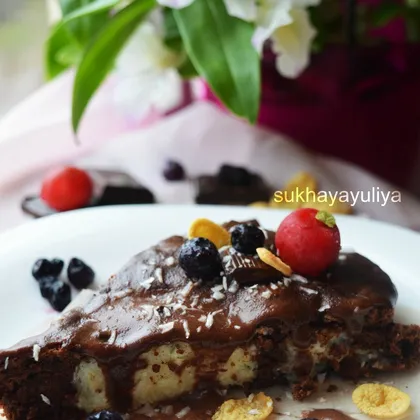 Шоколадный пирог с творожными шариками и кокосом
