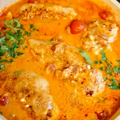 Курица в сливочно-томатном соусе с фетой