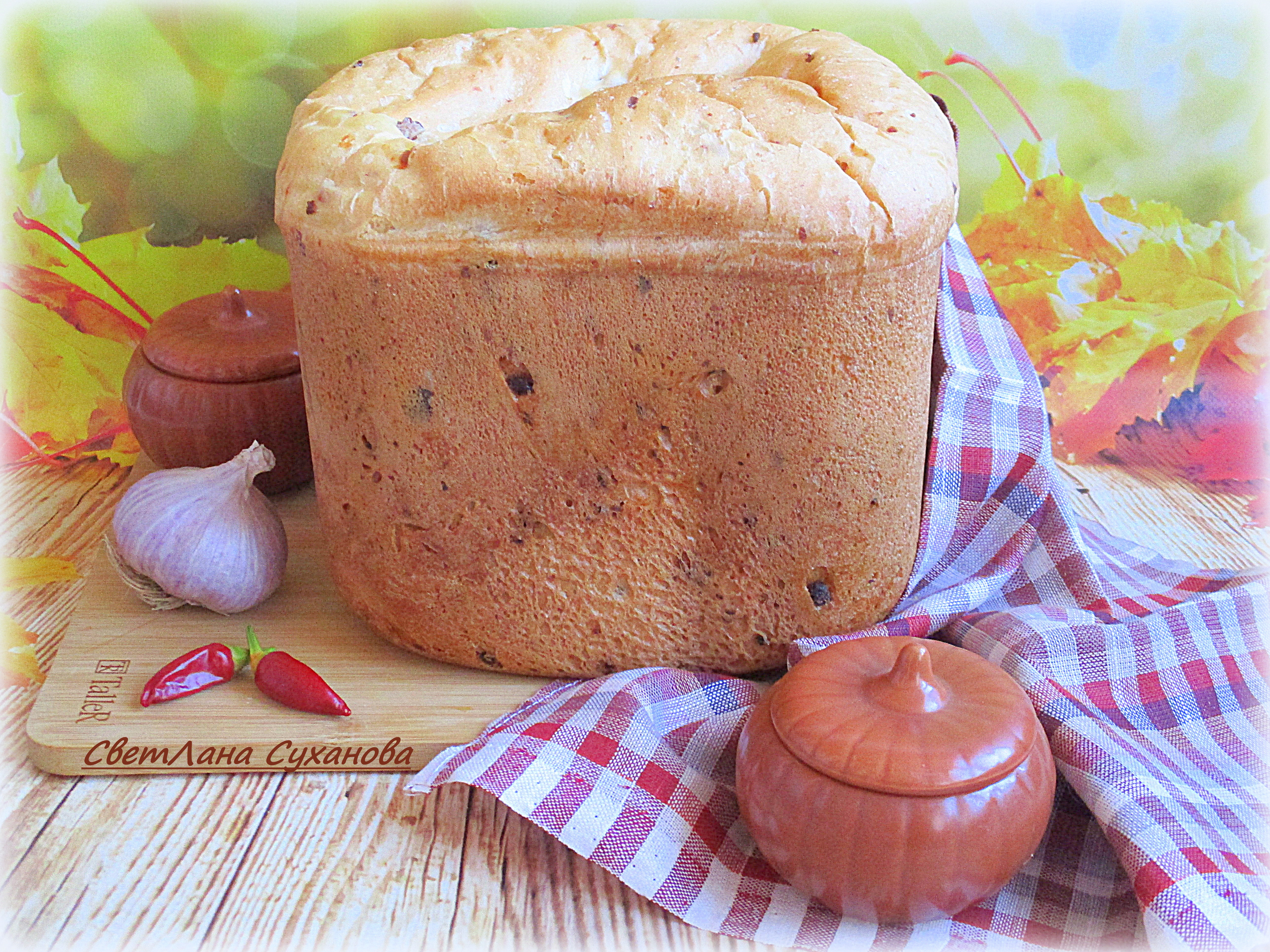 Хлеб с копчёной колбасой, сыром и чесноком