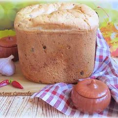 Хлеб с копчёной колбасой, сыром и чесноком