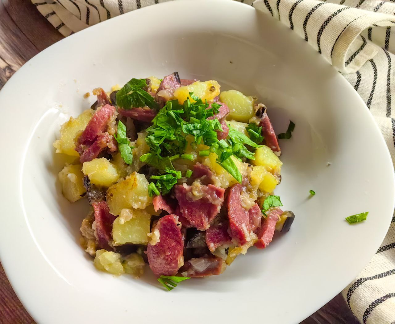 Жареный картофель с колбасками