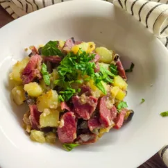 Жареный картофель с колбасками