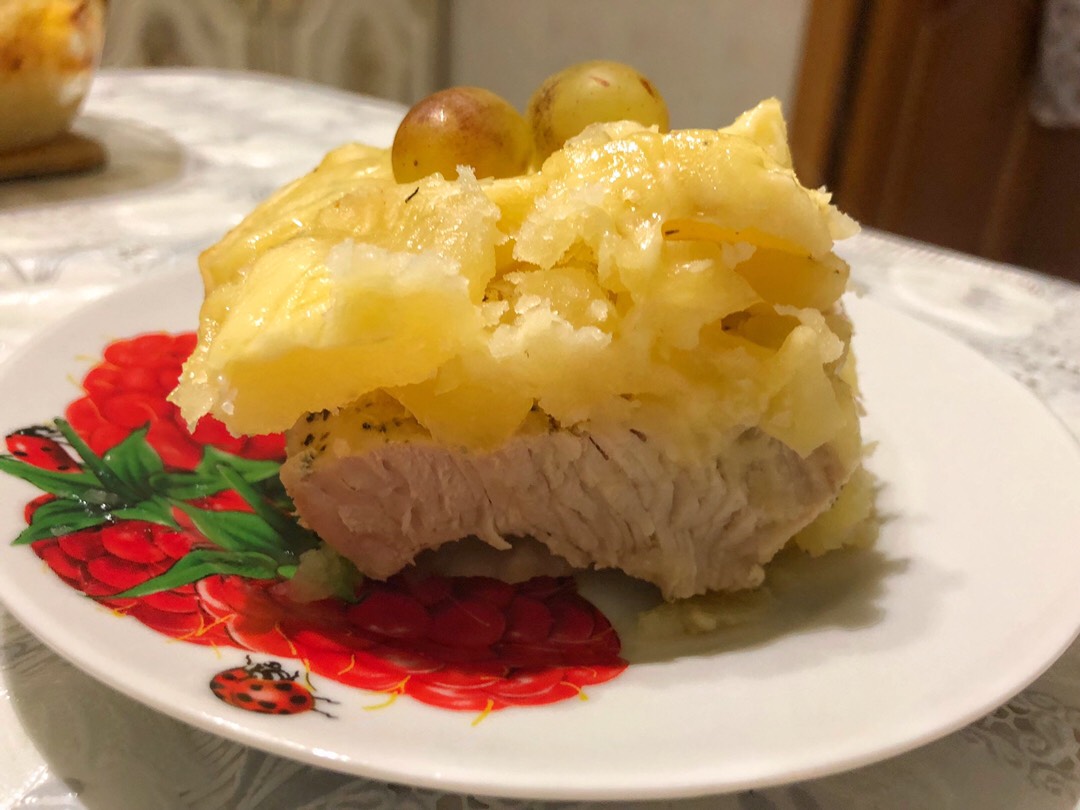 Индейка с ананасами в сливочном соусе