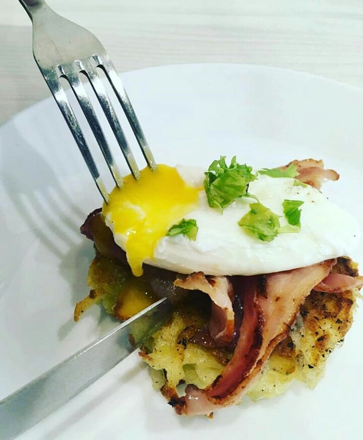 Картофельные рости с беконом и яйцом пашот