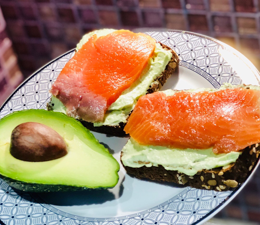 Бутерброд с рыбой, авокадо 🥑 и творожным сыром рецепт с фото пошаговый от  Юлия Егорова - Овкусе.ру