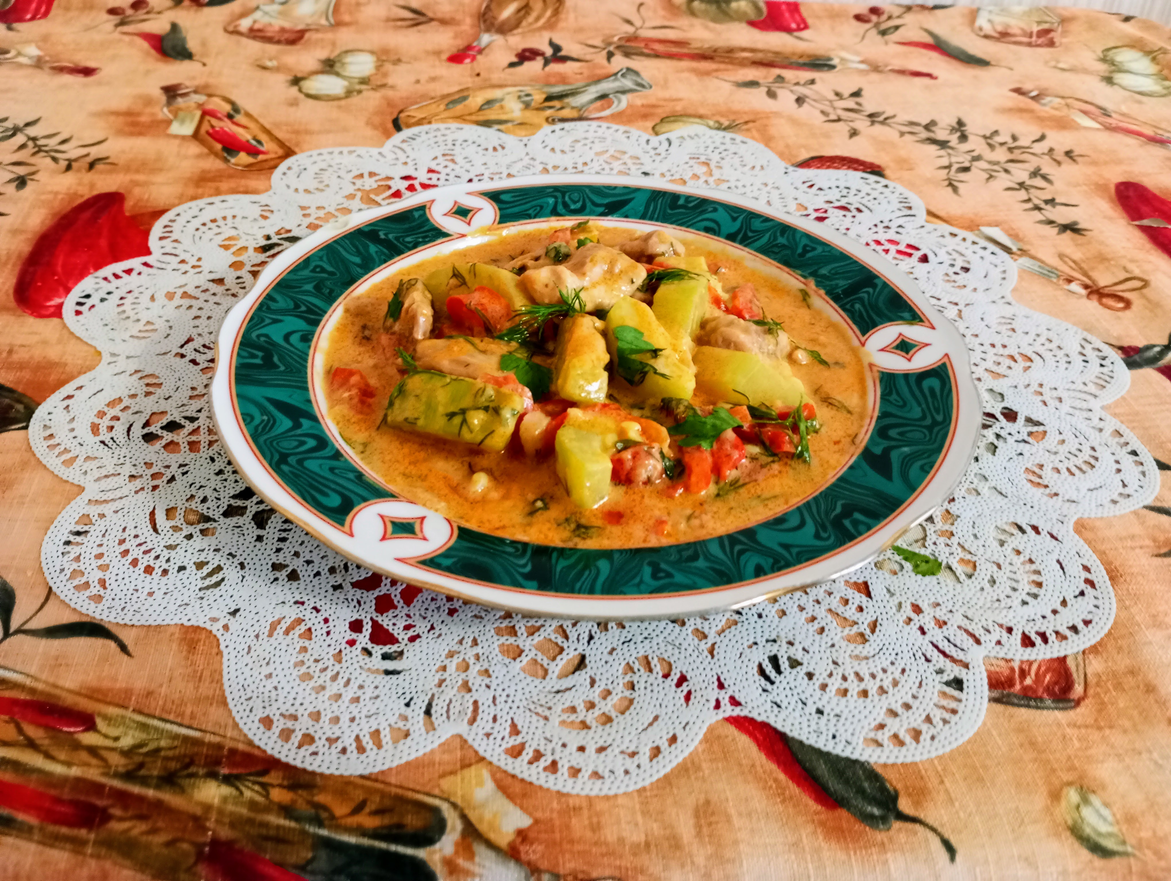 Паприкаш из курицы с кабачками и помидорами
