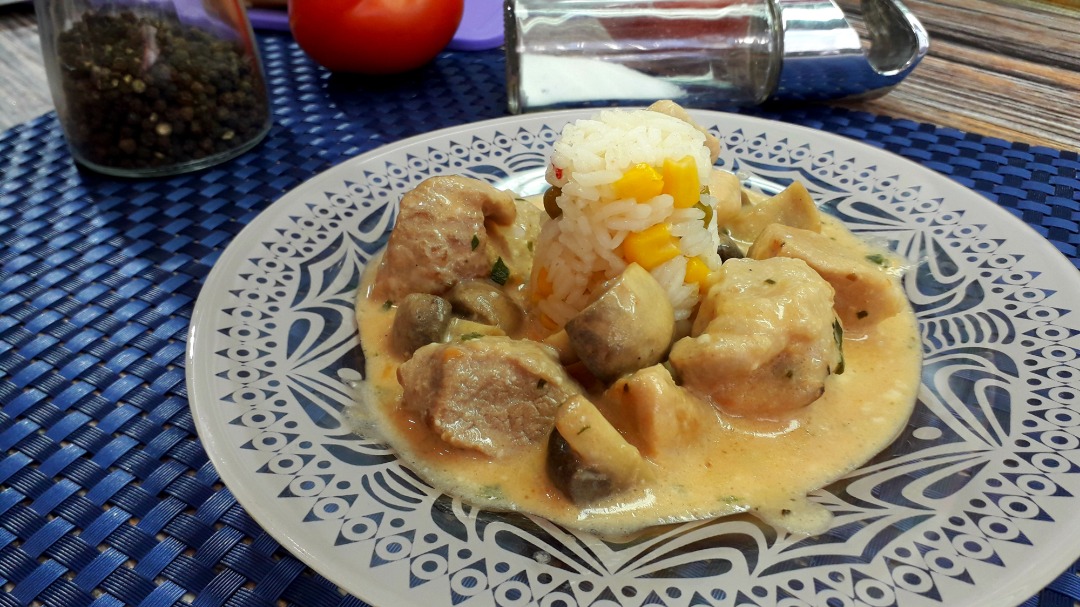 Мясо в сметанной подливе