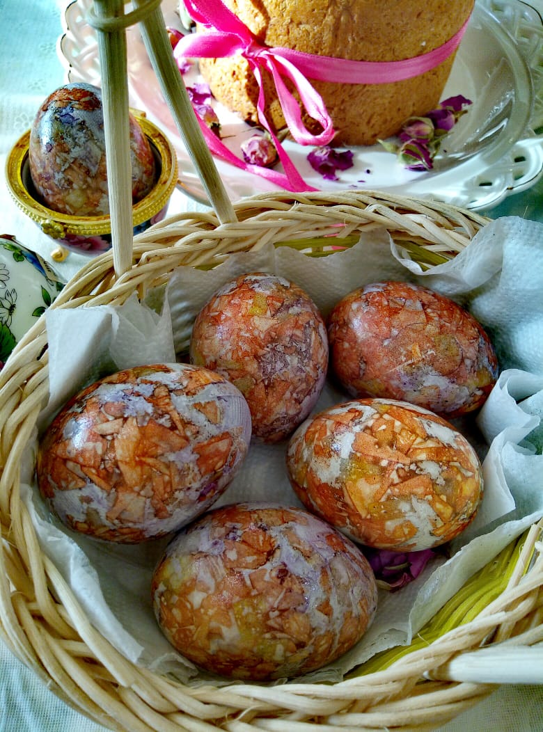 Мраморные яйца-крашенки (с каркаде и луковой  шелухой)