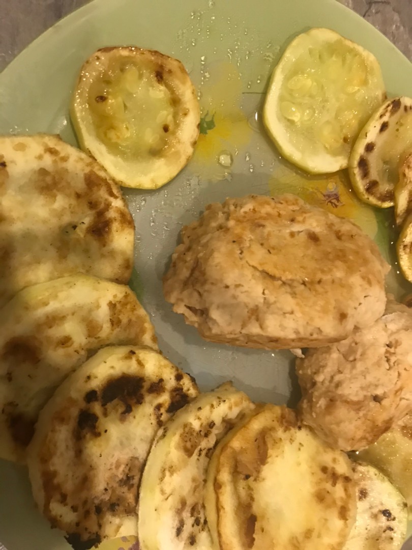 Котлеты из индейки с жареными кабачками