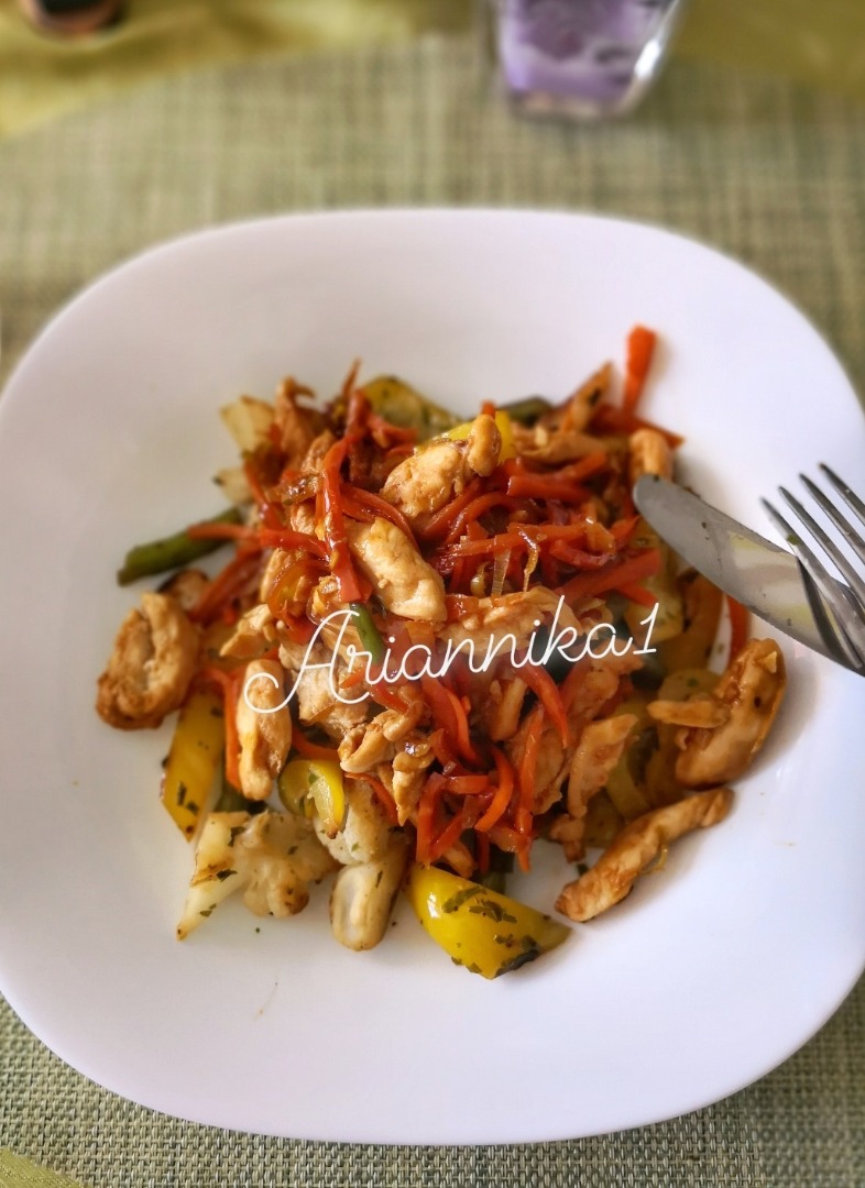 Курица с перцем, спаржевой фасолью и луком-пореем