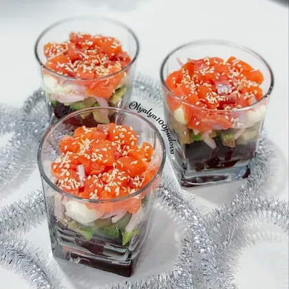 Салат из свёклы, авокадо и сёмги в стаканах