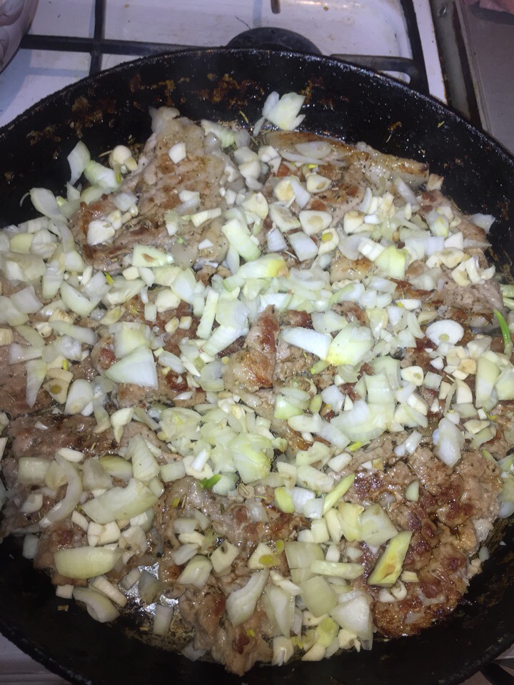 Мясо жаренное с луком
