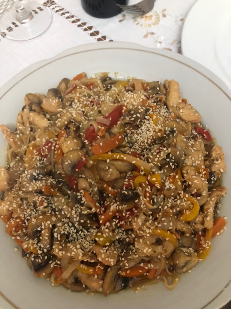 Rice noodles с курицей и овощами