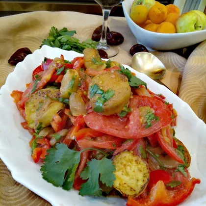 Салат с обжаренными баклажанами и свежими овощами