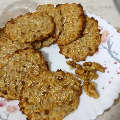 Овсяное печенье с орехами, кунжутом и изюмом