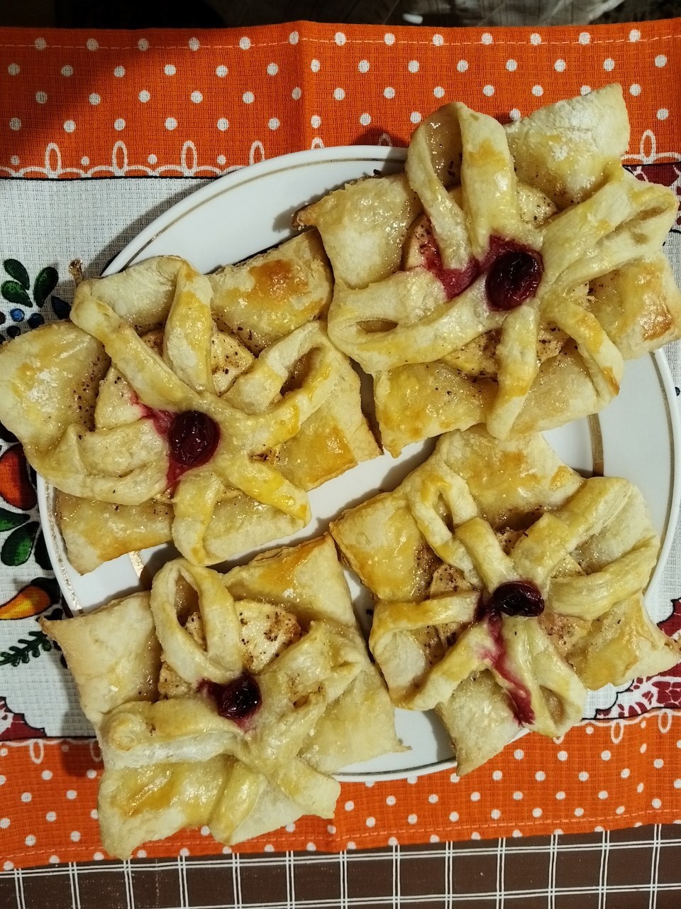 Слойки с яблоками