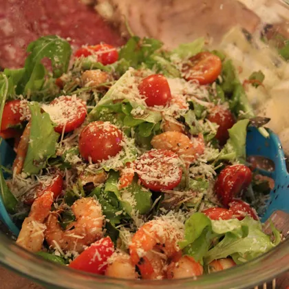 Салат 'Италия' с помидорами черри, креветками и рукколой