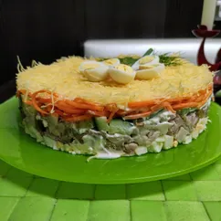 Слоеный салат с копченой курицей