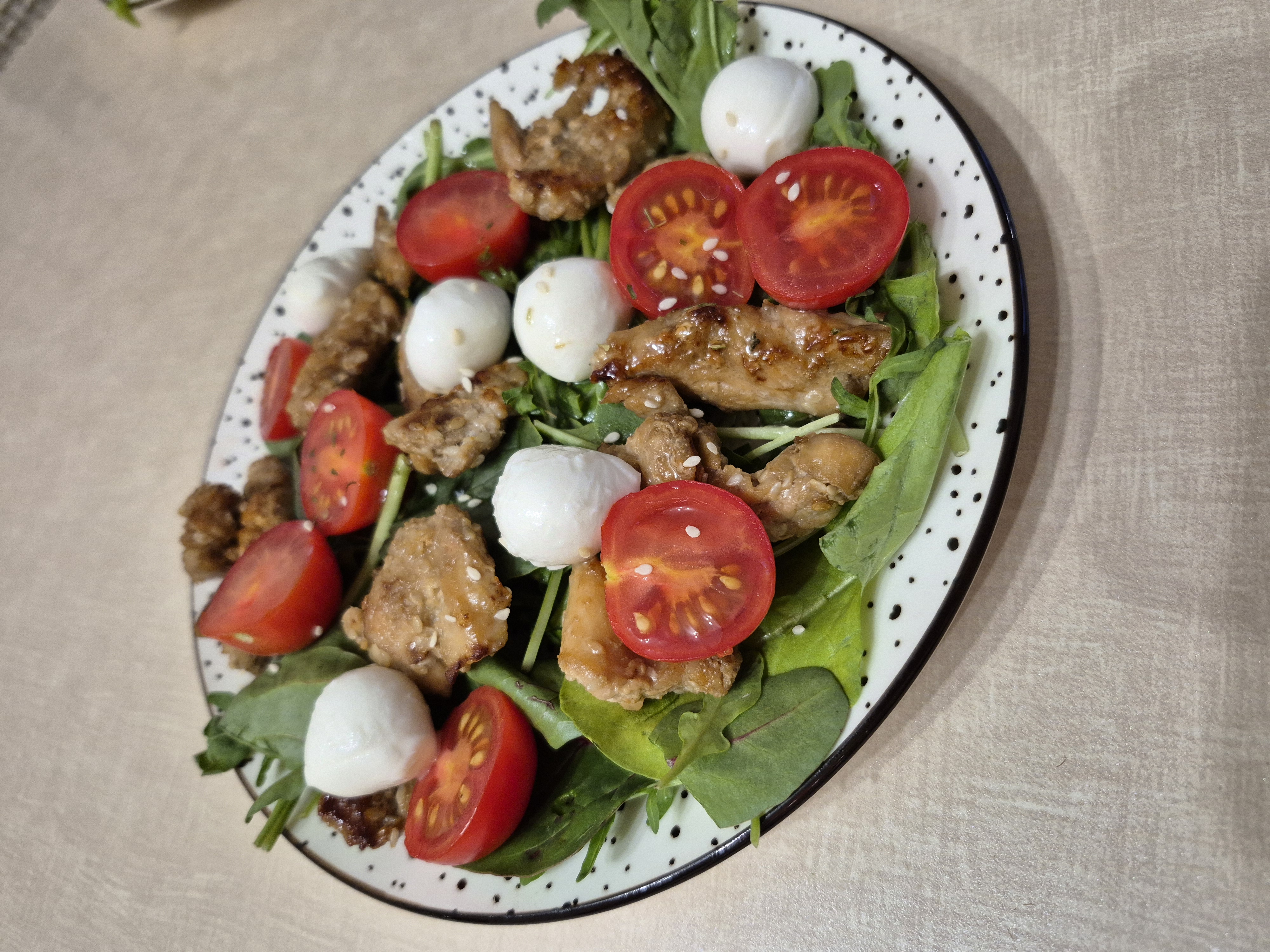 Салат с курицей в соевом соусе