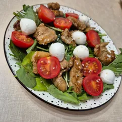 Салат с курицей в соевом соусе