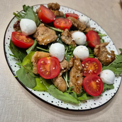 Салат с курицей в соевом соусе 