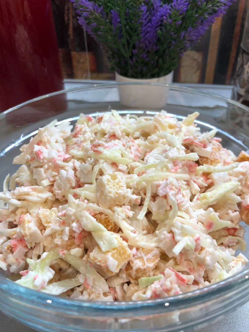 🥗 Крабовый салат с капустой и сухариками