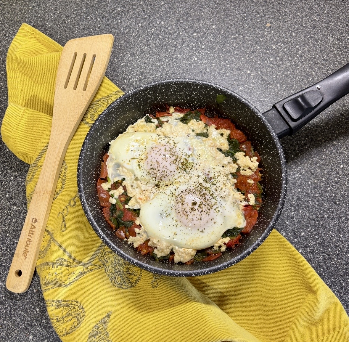 Яичница с помидором и шпинатом