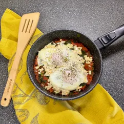 Яичница с помидором и шпинатом