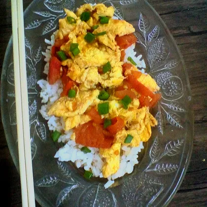 Жареные яйца с рисом по-китайски (Сихунши цо джидан)