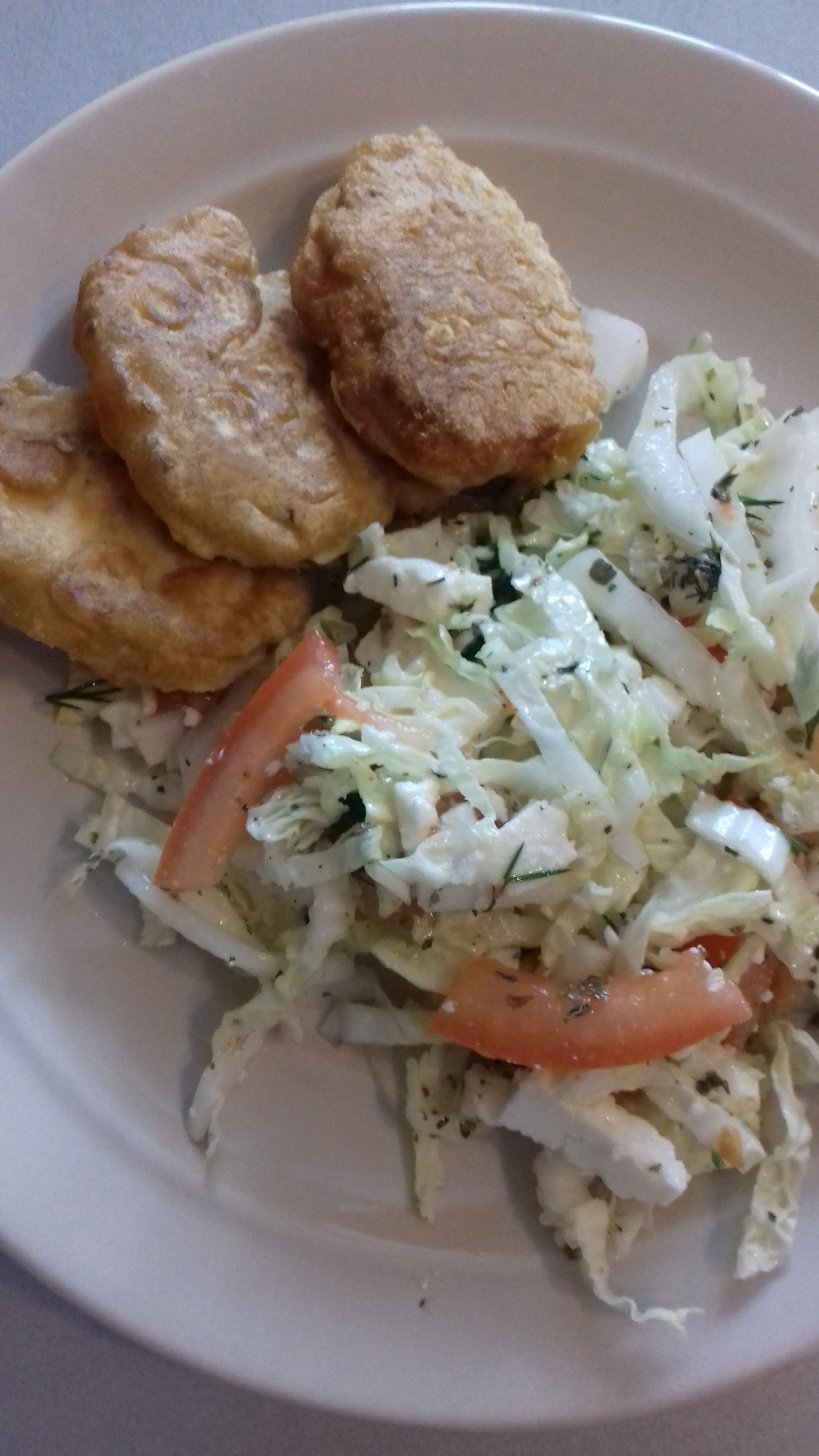 Куриное филе в кляре с салатом из пекинской капусты